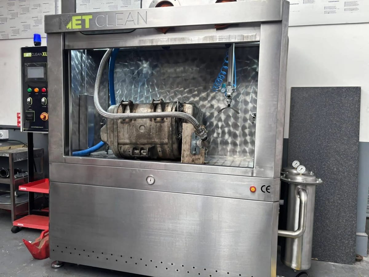 Large-format METClean cabinet with a heavy-duty component in the chamber